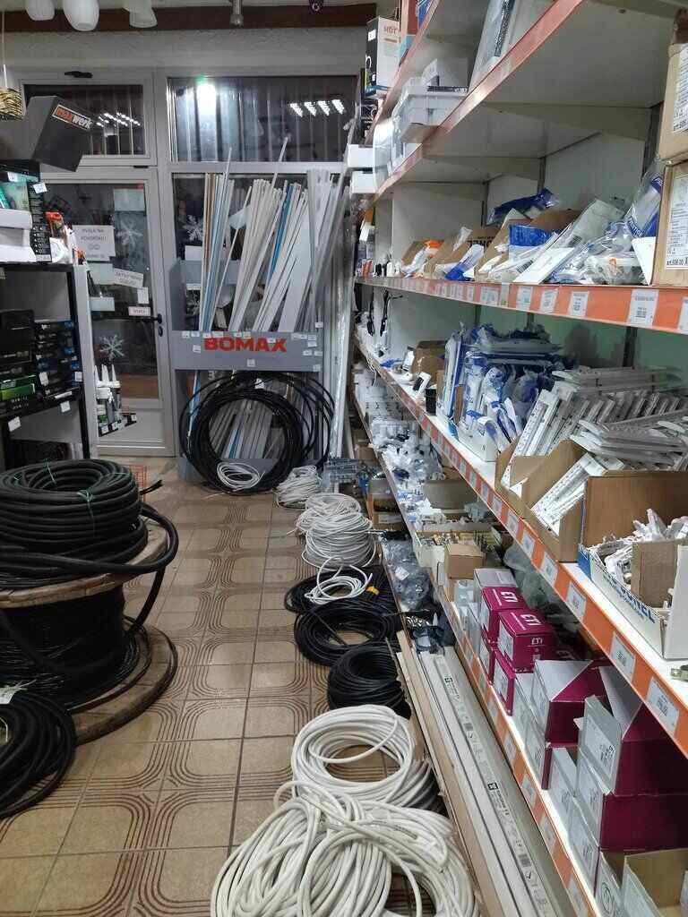 Smotani kablovi i elektro materijal u prodavnici